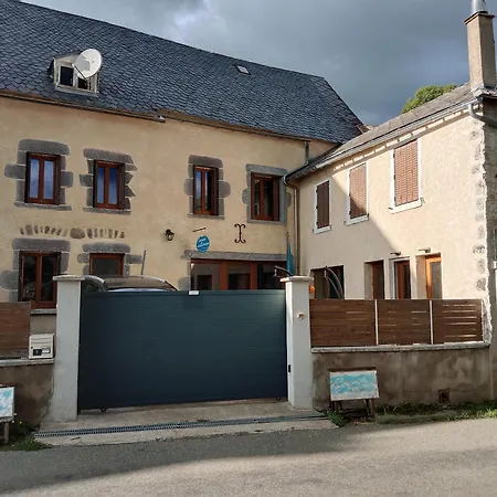 Au Pied Des Volcans D'auvergne *