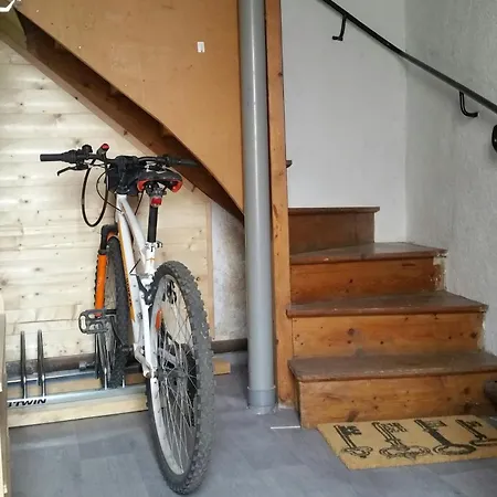 Au Pied Des Volcans D'auvergne