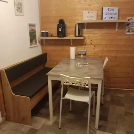 Au Pied Des Volcans D'auvergne 펜션 *