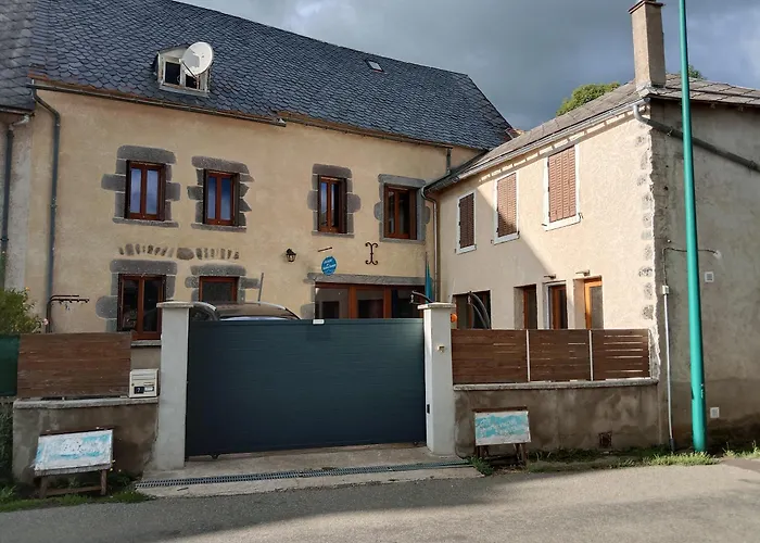 Au Pied Des Volcans D'auvergne *